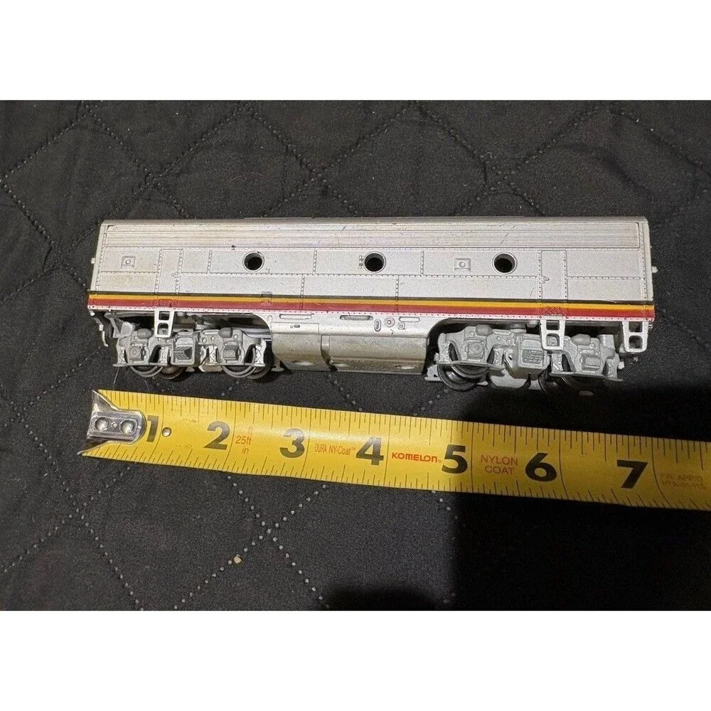 Vintage Tyco HO Scale Santa Fe Warbonnet F9 Locomotive 4015 & 7 Passenger Cars